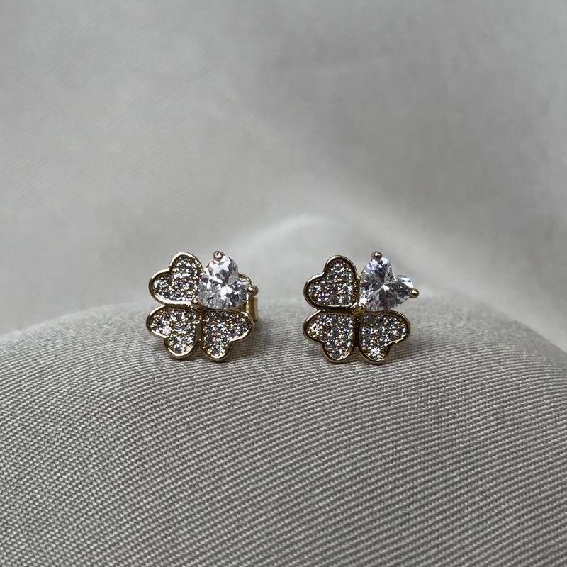 BRINCO TREVO CRAVEJADO COM ZIRC CORAÇÃO