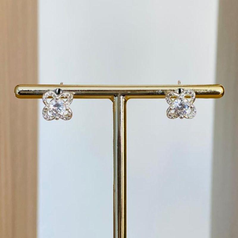 BRINCO TREVO CRAVEJADO COM ZIRCONIA