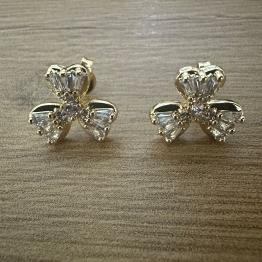 BRINCO TREVO DE 3 FOLHAS C/ BAGUETE E ZIRCONIAS 