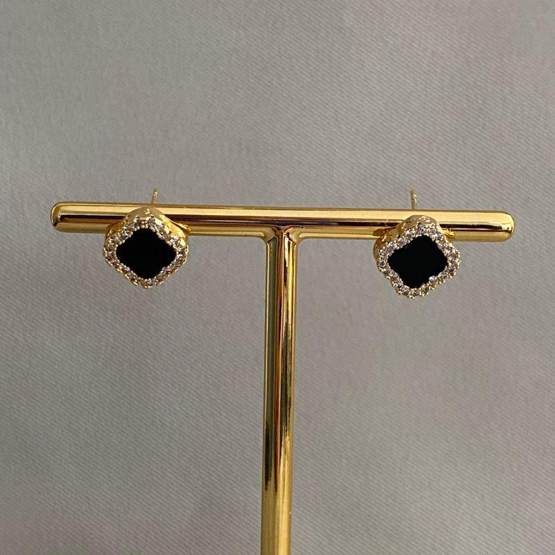 BRINCO TREVO PRETO CRAVEJADO EM VOLTA GRANDE