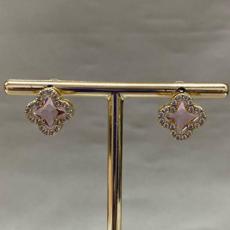 BRINCO TREVO ROSA CRAVEJADO EM VOLTA