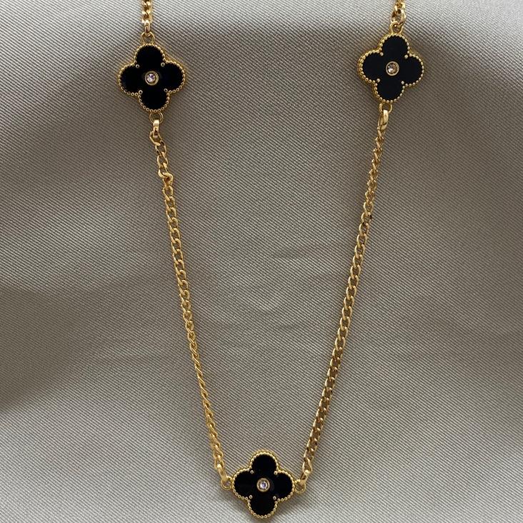 COLAR LONGO TREVO PRETO