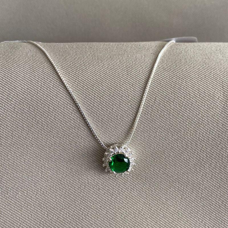 COLAR PINGENTE REDONDO ESMERALDA CRAVEJADO EM VOLTA
