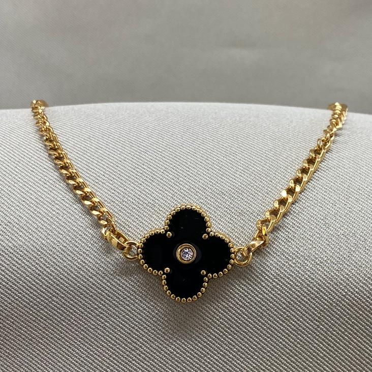 COLAR TREVO PRETO