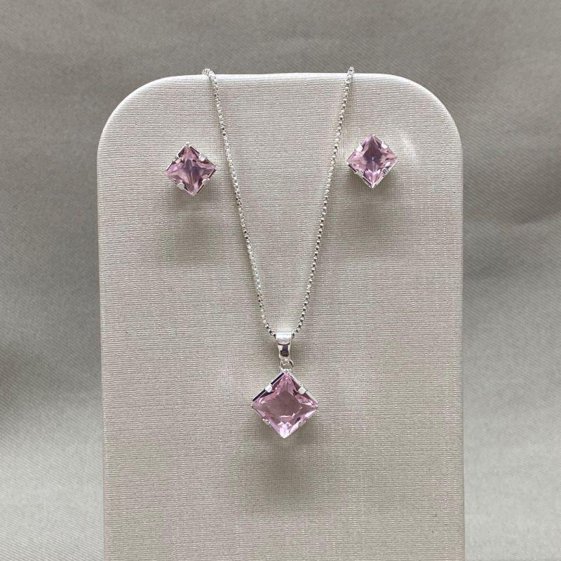 CONJUNTO CARRE PAR DE BRINCOS 6*6 E PINGENTE 8*8 LIGHT ROSE