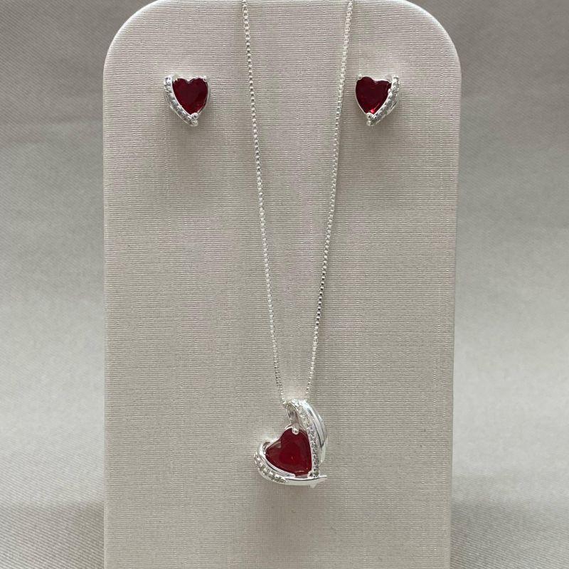 CONJUNTO CORAÇÃO ZIRCONIA VERMELHO CRAVEJADO EM VOLTA