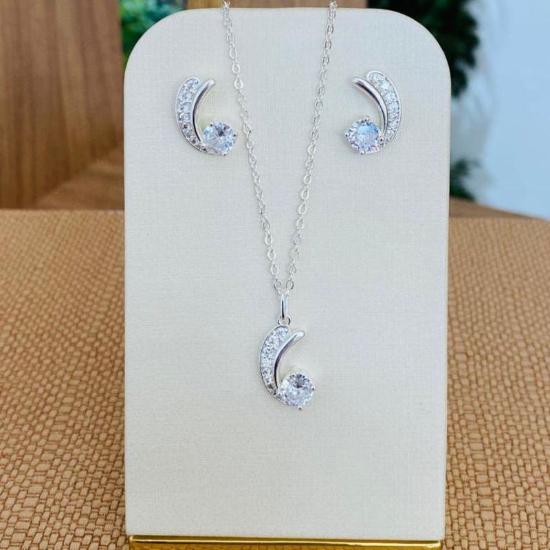 CONJUNTO CRAVEJADO COM ZIRCONIA
