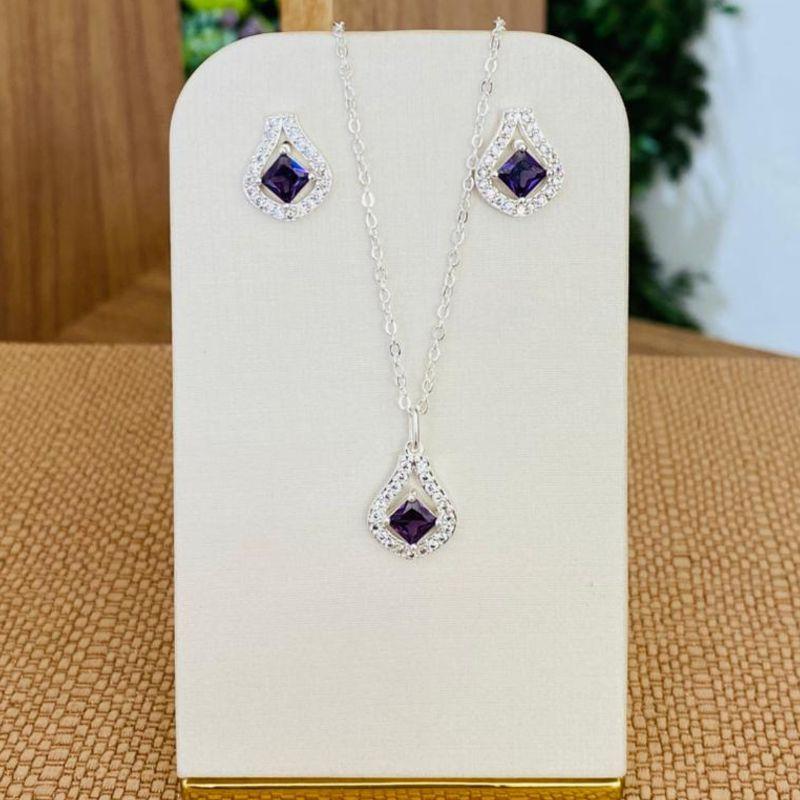 CONJUNTO GOTA CRAVEJADA ROXA