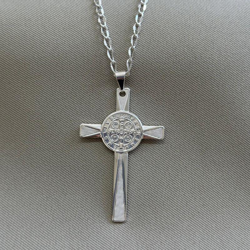 CORRENTE MASCULINA DIAMANTADA COM PINGENTE CRUZ SÃO BENTO