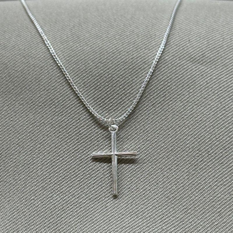 CORRENTE VENEZIANA 0,8 60CM MASCULINO COM PINGENTE CRUZ PALITO 27MM FECHO GAVETA