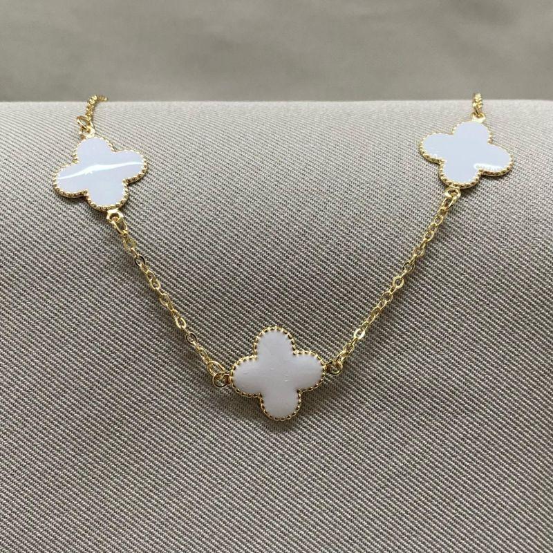 PULSEIRA COM 3 TREVOS BRANCOS COM  ELO CADEADO