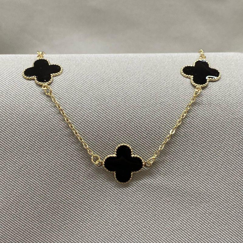 PULSEIRA COM 3 TREVOS PRETO COM  ELO CADEADO