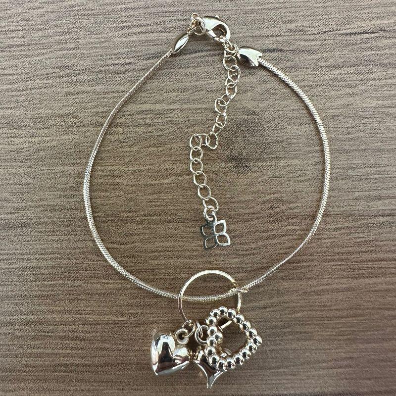 PULSEIRA COM PINGENTES CORAÇÕES