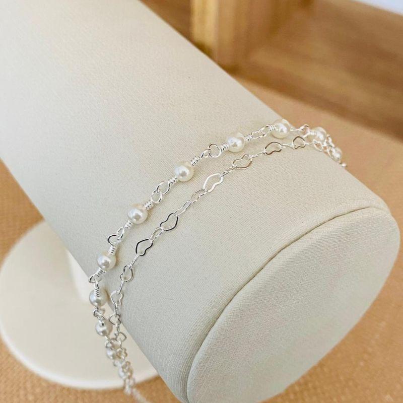PULSEIRA DUPLA PEROLA COM CORAÇÕES