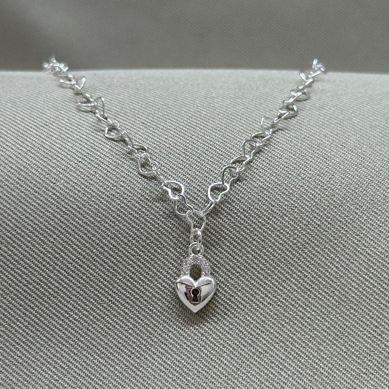 PULSEIRA ELO CORAÇÃO E PINGENTE CADEADO EM FORMATO DE CORAÇÃO CRAVEJADO COM ZIRCONIAS CRISTAL