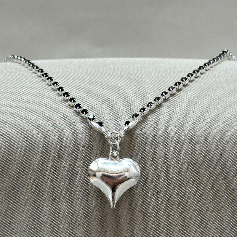 PULSEIRA RIVIERA PRETAS COM CORAÇÃO