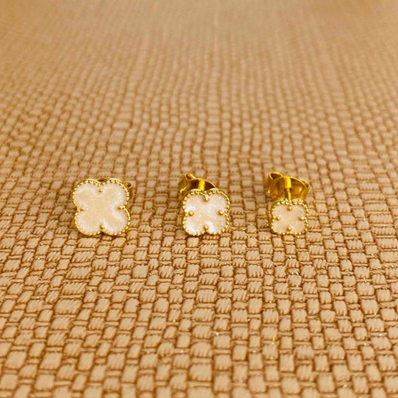 TRIO DE BRINCOS TREVOS BRANCOS