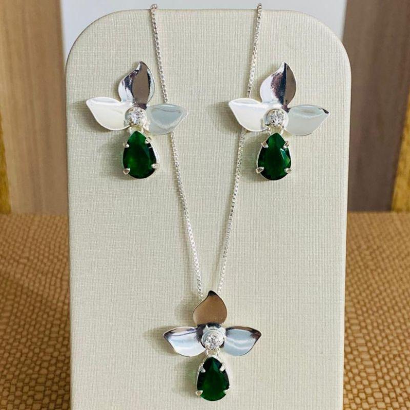 CONJUNTO FLOR COM ZIRCONIA VERDE ESMERALDA