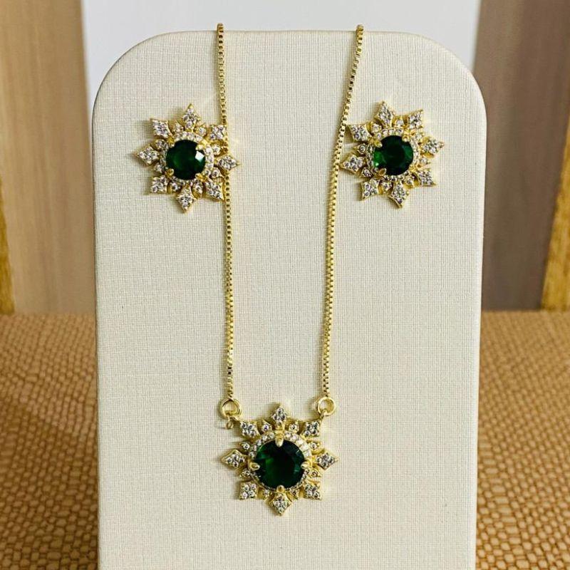 CONJUNTO FLOR CRAVEJADA COM ZIRCONIA VERDE ESMERALDA