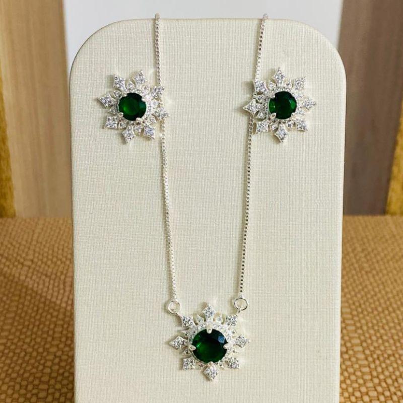 CONJUNTO FLOR CRAVEJADA COM ZIRCONIA VERDE ESMERALDA