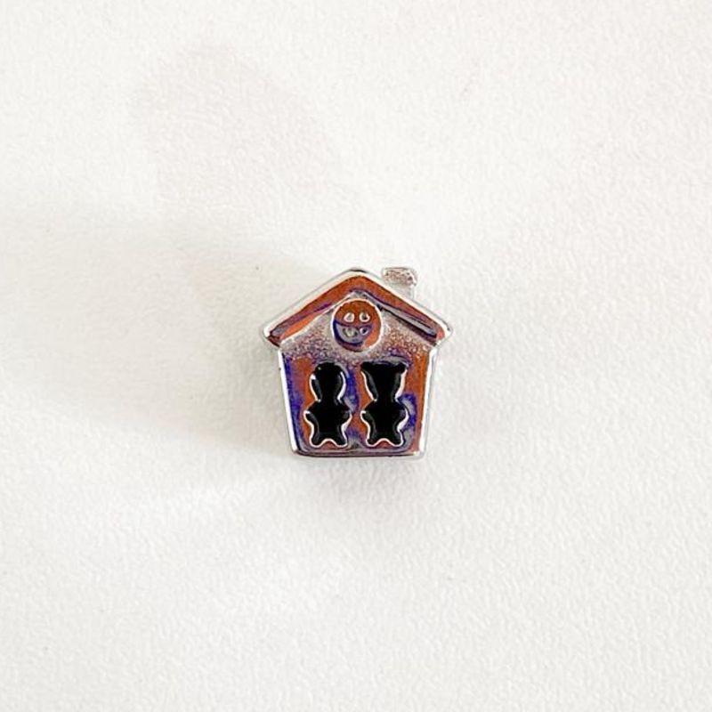 BERLOQUE PENDURICALHO DE CASINHA COM MENINA E MENINO