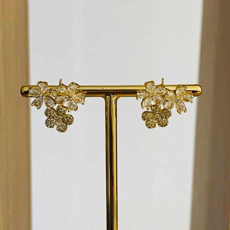 BRINCO COM FLORES CRAVEJADA