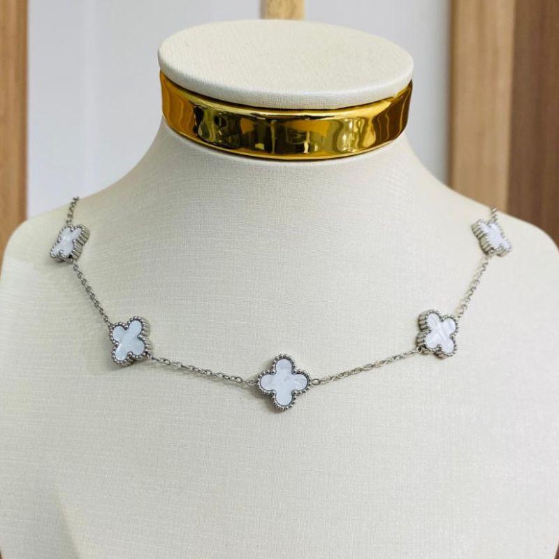 COLAR COM 7 TREVOS BRANCOS