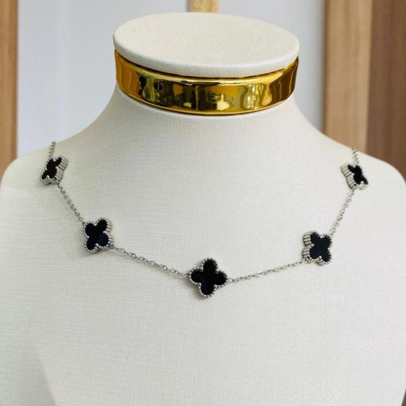 COLAR COM 7 TREVOS PRETOS