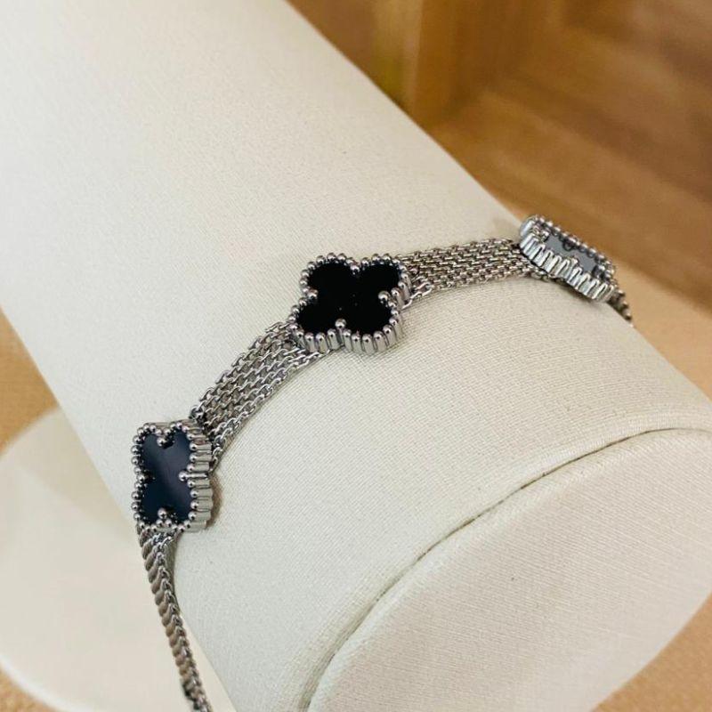 PULSEIRA COM 3 TREVOS PRETOS