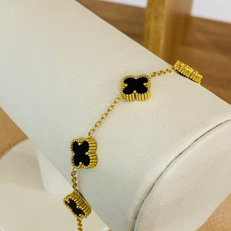 PULSEIRA COM 5 TREVOS PRETOS