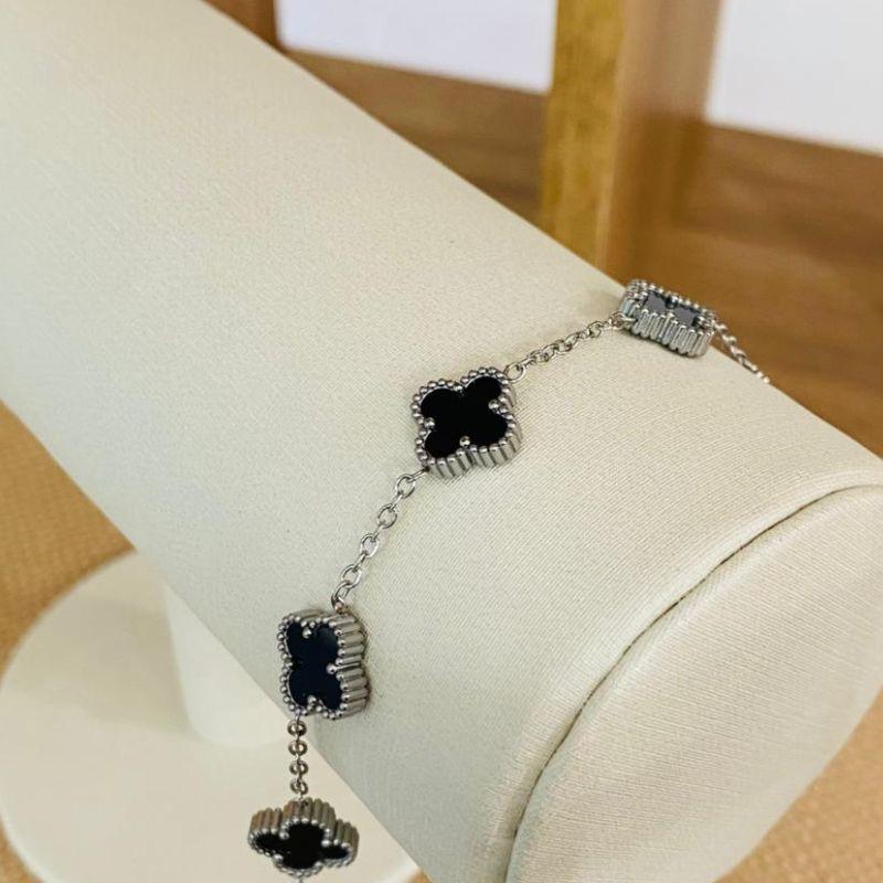 PULSEIRA COM 5 TREVOS PRETOS