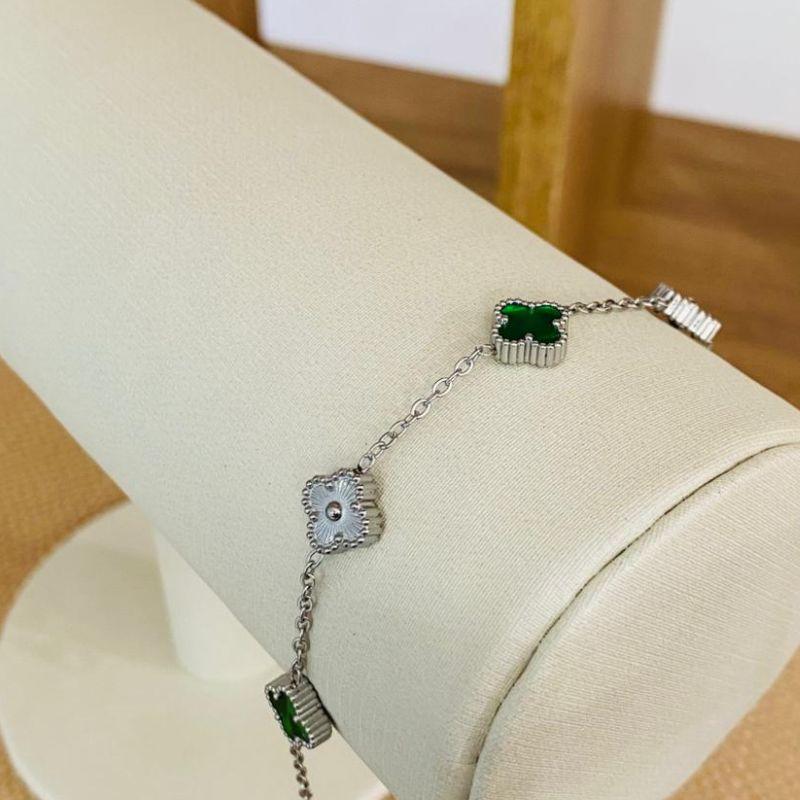 PULSEIRA COM TREVOS VERDE E PRATA