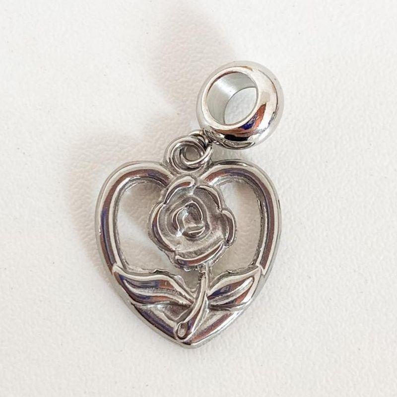 BERLOQUE CORAÇÃO COM ROSA PENDURICALHO