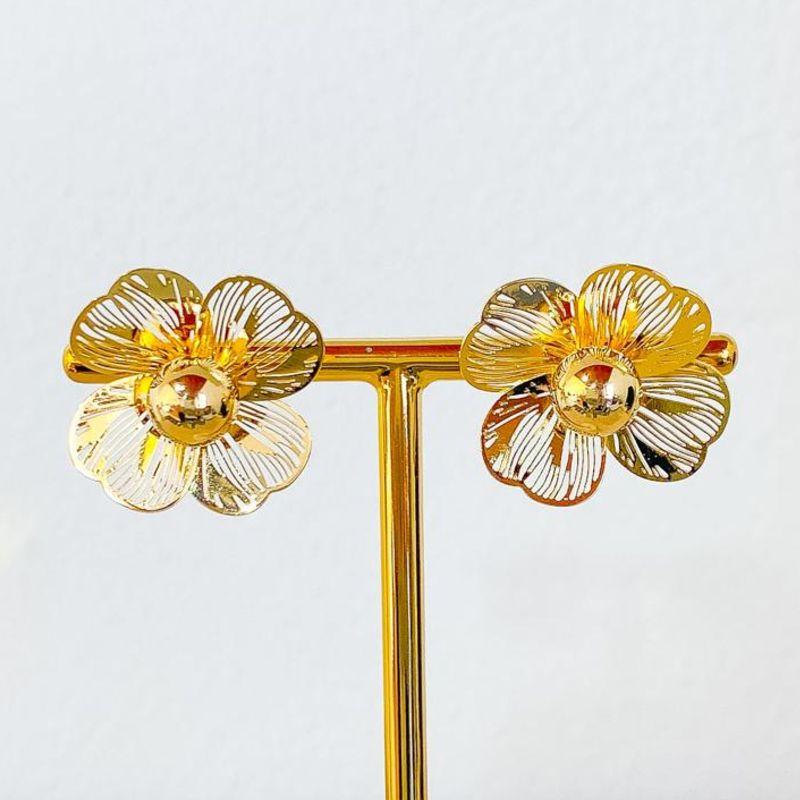 BRINCO FLOR TRABALHADA G