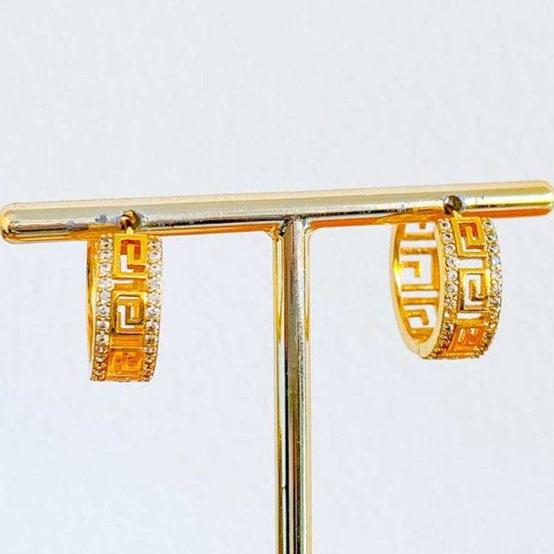 BRINCO ARGOLA INSPIRAÇÃO VERSACE CRAVEJADO