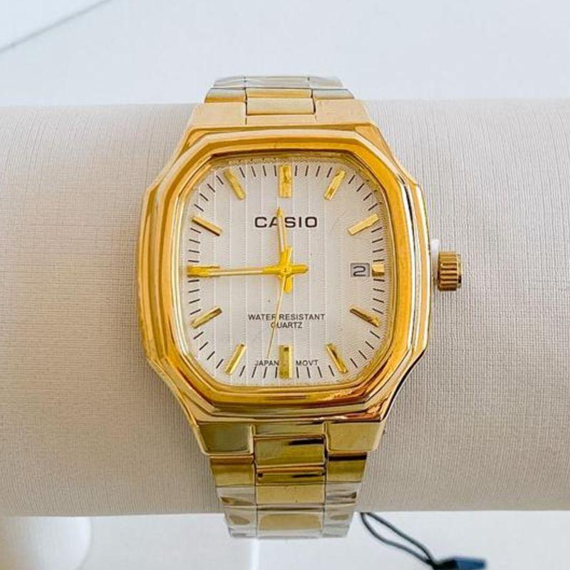 RELOGIO CASIO DOURADO COM FUNDO BRANCO