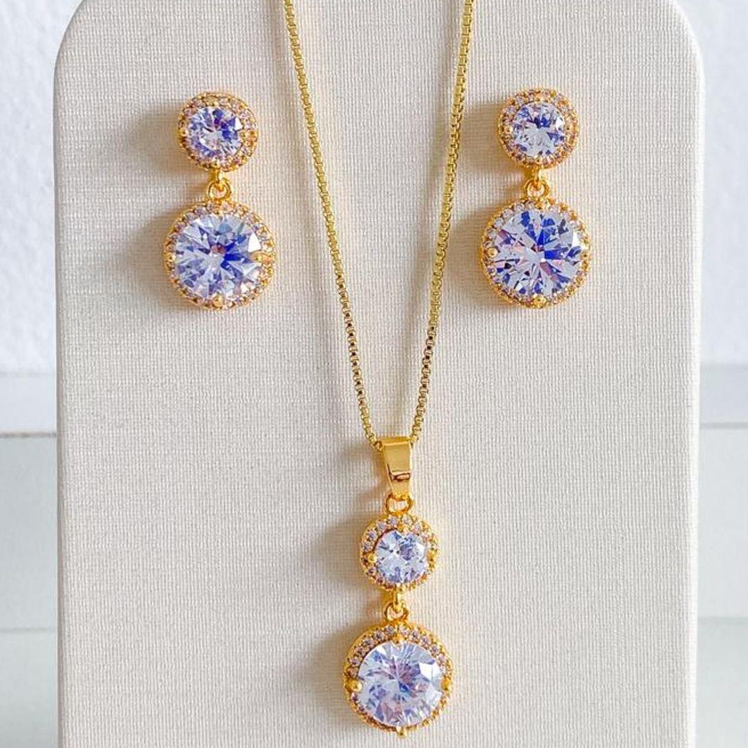 CONJUNTO COM ZIRCONIAS CRAVEJADAS